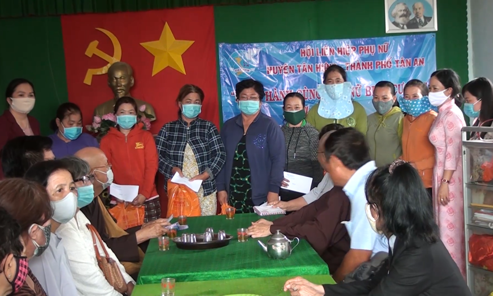 Phụ nữ TP Tân An tặng quà cho hội viên phụ nữ khó khăn 3 xã biên giới huyện Tân Hưng
