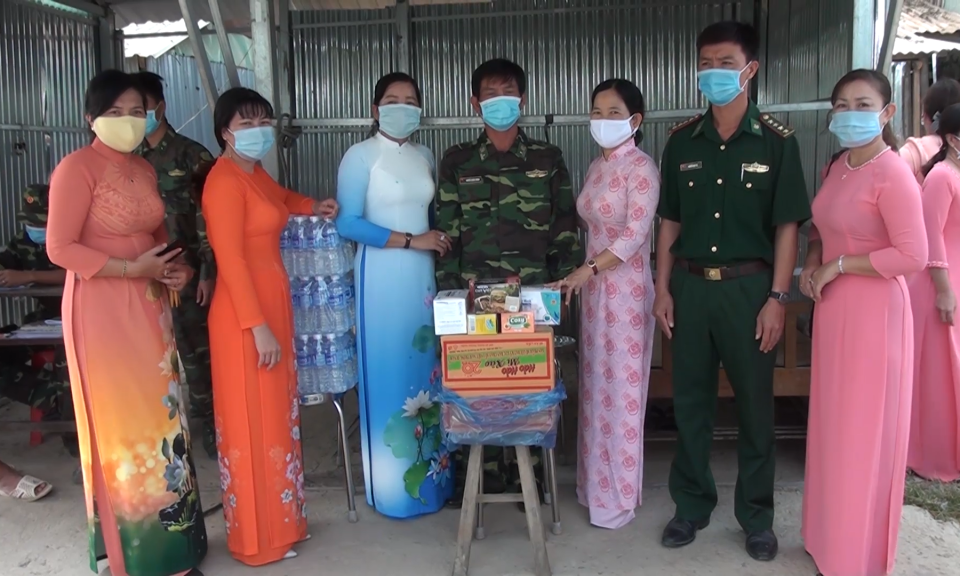 Thăm, tặng quà Đồn biên phòng, các chốt trực tuyến biên giới