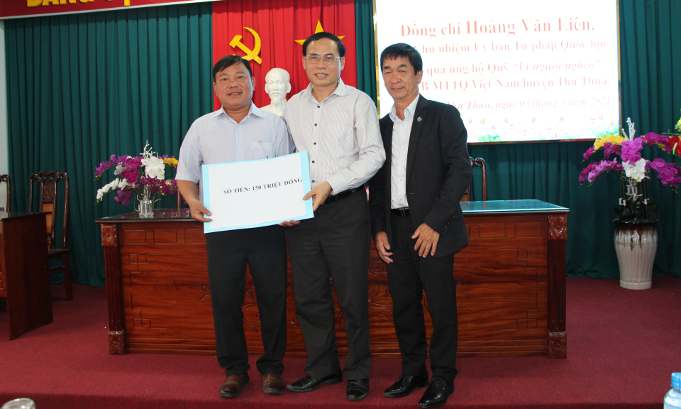Phó chủ nhiệm Ủy ban tư pháp Quốc Hội trao tặng Quỹ vì người nhèo Thủ Thừa 150 triệu đồng