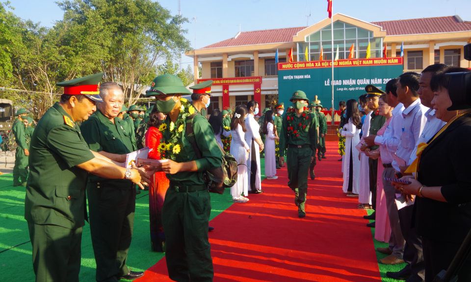 Long An giao nhận quân chất lượng, an toàn, nhanh gọn, hiệu quả