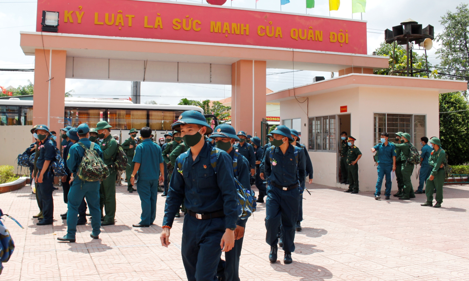 Chủ tịch UBND huyện Cần Đước thăm tân binh trước ngày lên đường nhập ngũ
