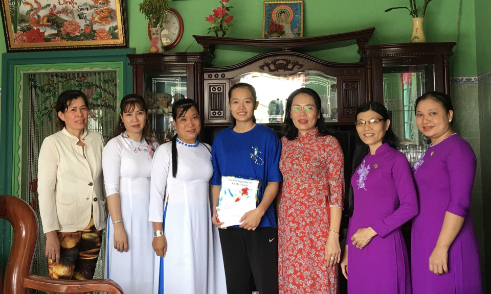 Hội Liên hiệp Phụ nữ Long An thăm tân binh trước khi lên đường nhập ngũ