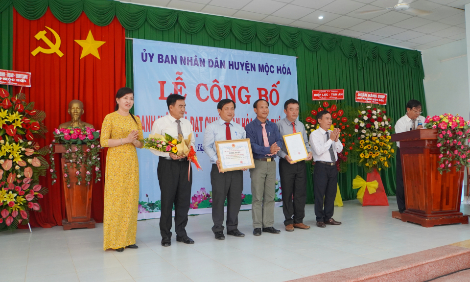 Mộc Hóa: Xã Bình Thạnh đón nhận danh hiệu xã đạt chuẩn văn hóa nông thôn mới