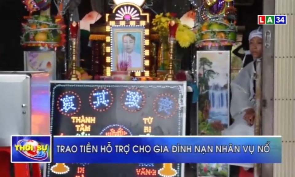 Tân Hưng: Trao tiền hỗ trợ cho gia đình nạn nhân vụ nổ phà