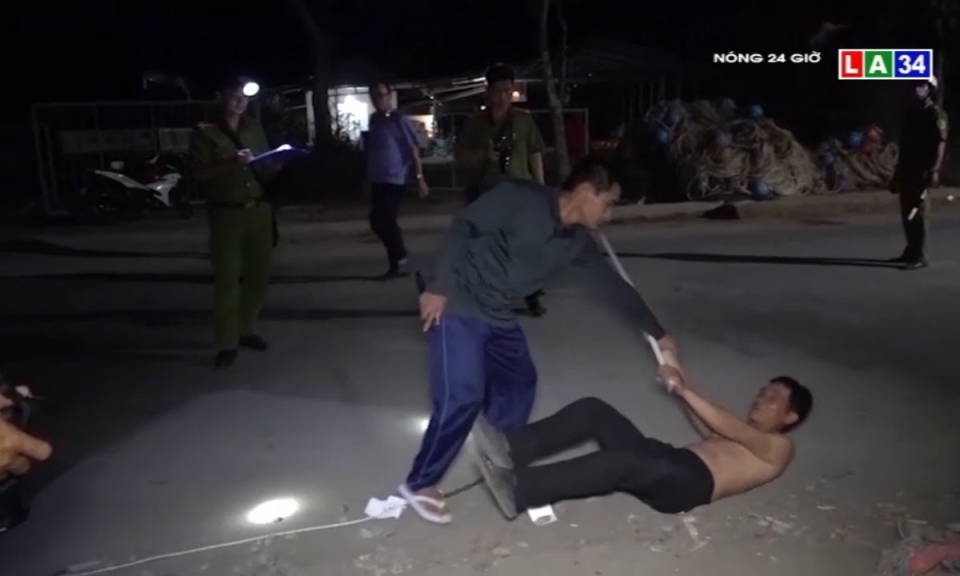 &#8220;Rùng mình&#8221; trước cảnh nghi phạm thực nghiệm lại việc sát hại bạn nhậu ở Bến Tre