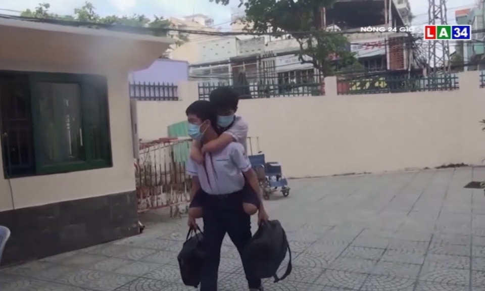 Câu chuyện đầy xúc động về anh em song sinh đến trường chỉ với một đôi chân
