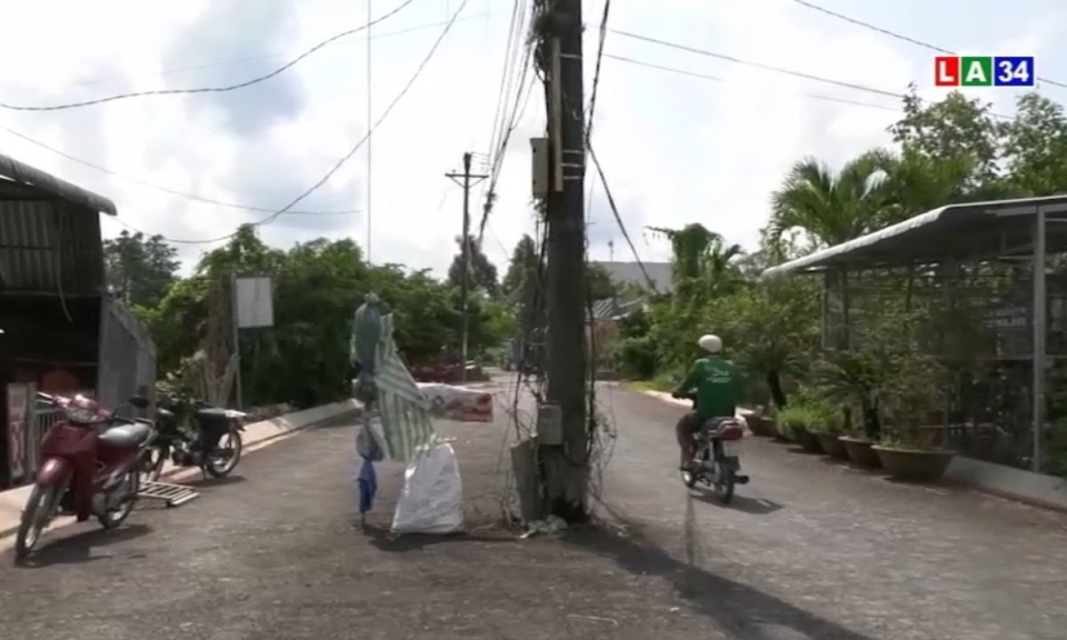 Trụ điện &#8220;mọc&#8221; giữa đường giăng bẫy người đi đường