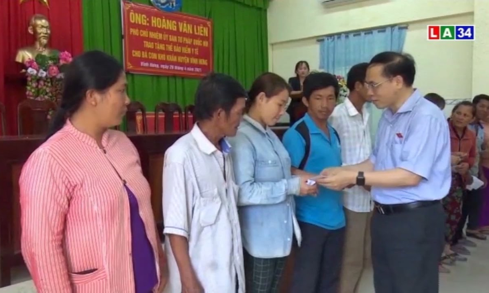 Phó Chủ nhiệm Ủy ban Tư Pháp của Quốc hội &#8211; Hoàng Văn Liên tặng thẻ BHYT cho người dân các xã biên giới