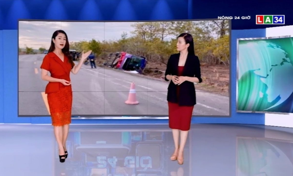 Xe khách lật ngửa trên đường, hàng chục người thoát chết