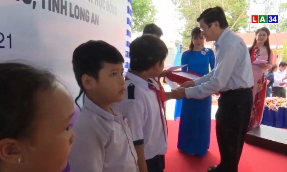 Lễ trao tặng hệ thống lọc nước và học bổng cho 23 điểm trường tại huyện Vĩnh Hưng