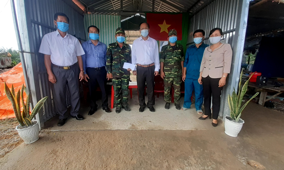 Bí thư Huyện ủy Tân Hưng thăm, động viên CBCS tại các chốt trực Covid-19