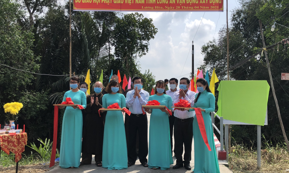 Nguyên Chủ tịch nước Trương Tấn Sang dự lễ khánh thành cầu giao thông nông thôn