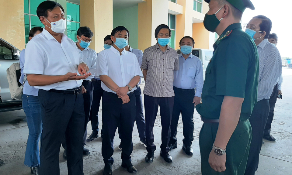 Thứ trưởng Bộ Y tế Đỗ Xuân Tuyên kiểm tra công tác phòng, chống dịch bệnh Covid-19 tại Long An