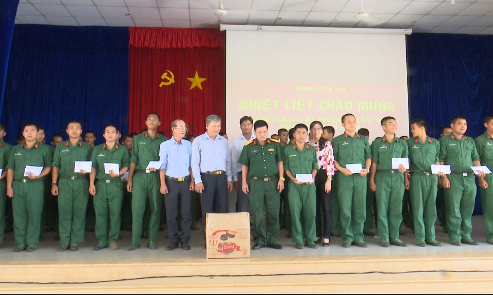 Đức Hòa: Thăm chiến sĩ mới nhập ngũ
