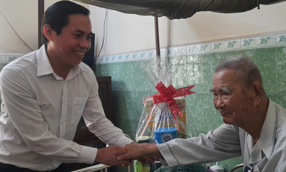 Bí thư Thành ủy Tân An thăm, tặng quà gia đình chính sách