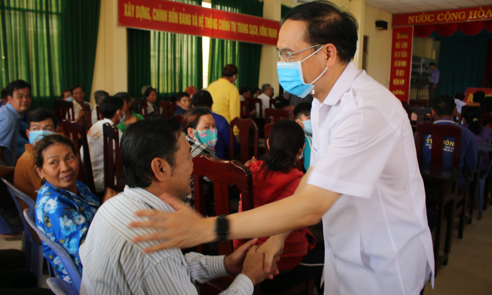 Phó chủ nhiệm Ủy ban Tư pháp Quốc Hội- Hoàng Văn Liên trao tặng 180 thẻ BHYT cho hộ khó khăn Tân Hưng