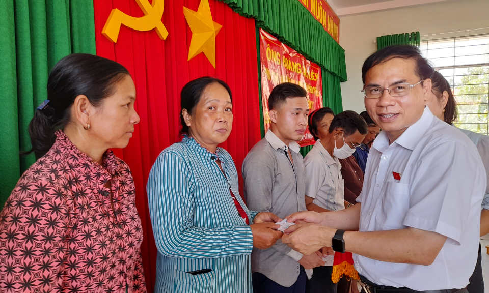 Phó Chủ nhiệm Ủy ban Tư Pháp Quốc hội-ông Hoàng Văn Liên tặng thẻ BHYT cho người dân hoàn cảnh khó khăn