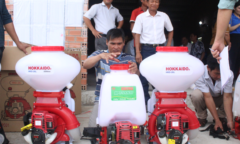 Đức Huệ: Trao tặng phương tiện sản xuất nông nghiệp cho hộ nghèo