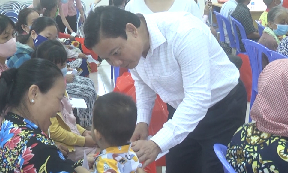 Phó Chủ tịch UBND tỉnh- Phạm Tấn Hòa tặng quà cho hộ nghèo, cận nghèo