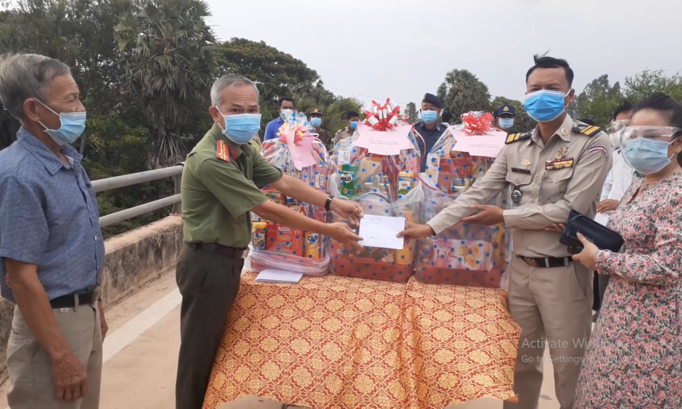 Tân Hưng: Trao tặng quà cho Campuchia nhân dịp tết cổ truyền