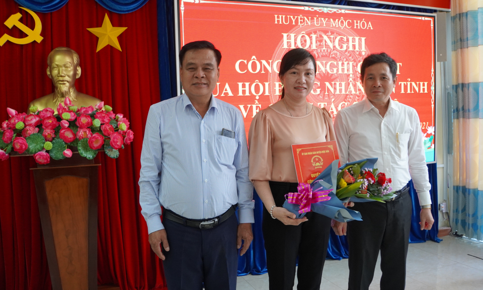 Mộc Hóa công bố Nghị quyết của HĐND tỉnh về công tác cán bộ