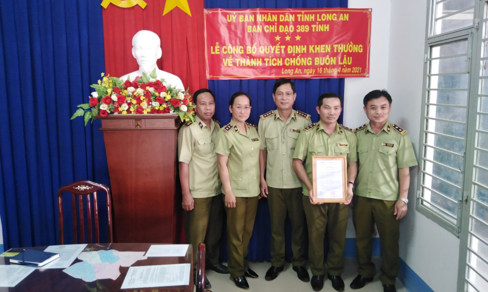 UBND tỉnh Long An trao thưởng cho tập thể Đội quản lý thị trường số 1