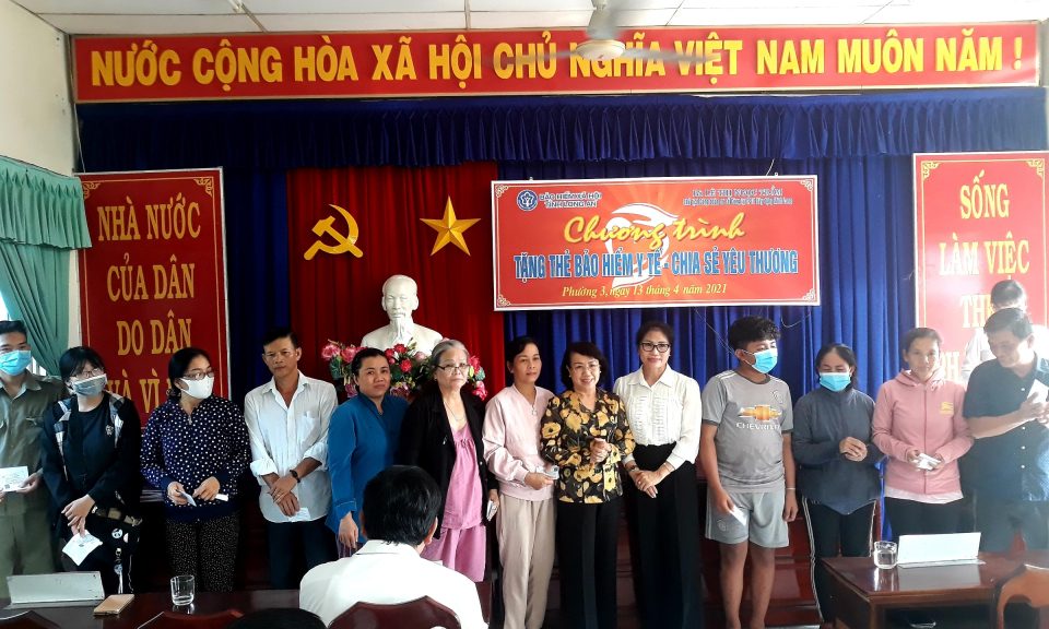 TP Tân An: Trao tặng Thẻ Bảo hiểm y tế cho người dân có hoàn cảnh khó khăn