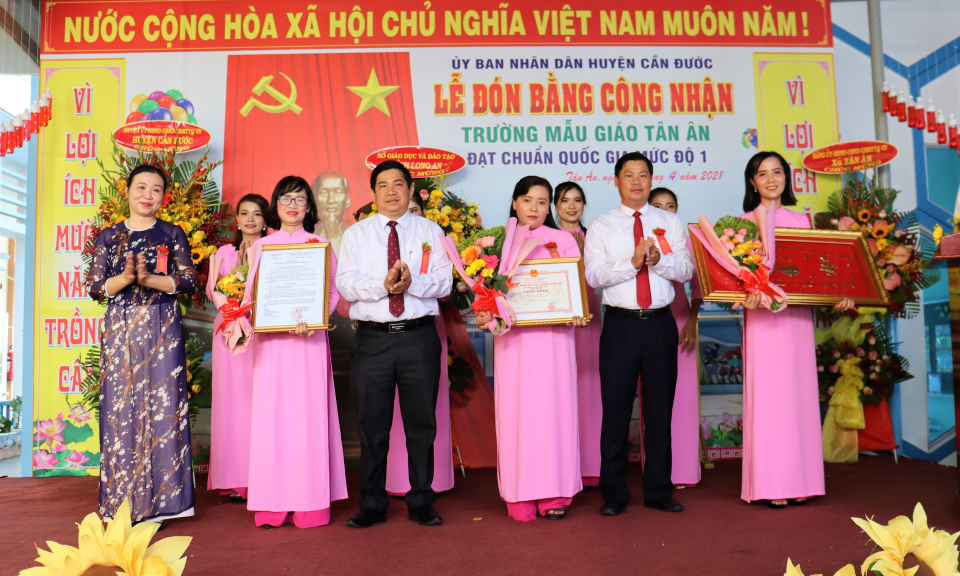 Cần Đước: Trường mẫu giáo Tân Ân đón bằng công nhận trường đạt chuẩn Quốc gia mức độ 1