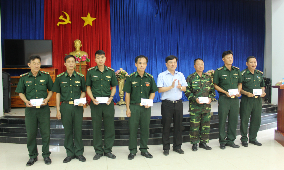 Phó Bí thư Tỉnh ủy Long An &#8211; Nguyễn Thanh Hải thăm và tặng quà cho lực lượng làm nhiệm vụ trên tuyến biên giới huyện Đức Huệ