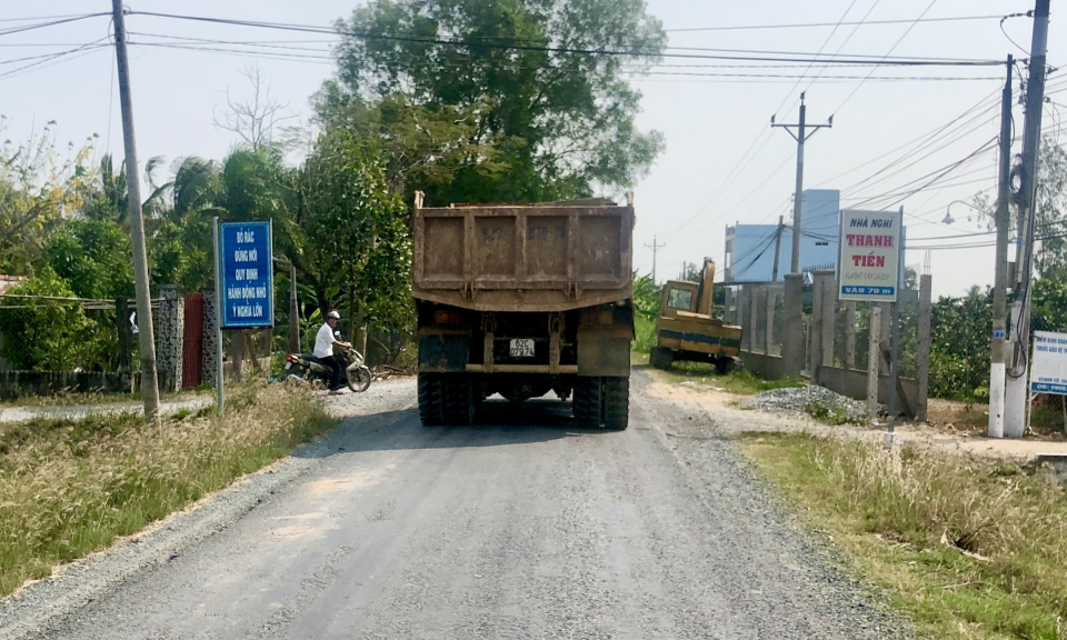 Thủ Thừa: Xe chở đất gây nguy hiểm, mất an toàn giao thông