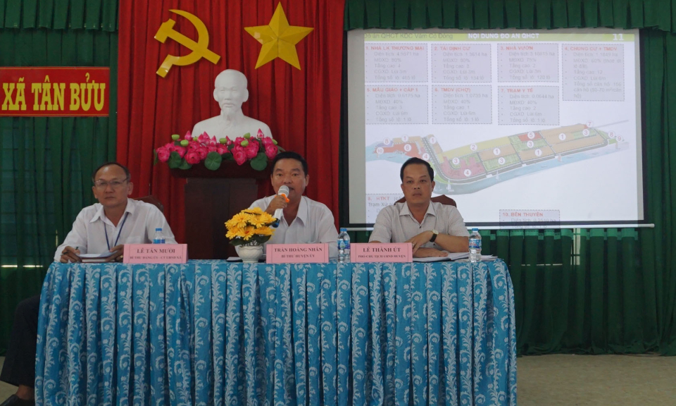 Bí thư huyện ủy Bến Lức đối thoại với nhân dân về Dự án Khu dân cư Vàm Cỏ Đông
