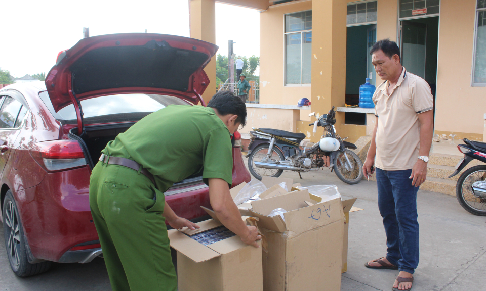 Đức Huệ: Bắt giữ 2.000 bao thuốc lá ngoại nhập lậu và phương tiện vận chuyển