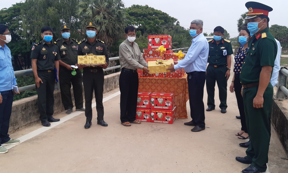 Châu Thành: Thăm và hỗ trợ vật chất phòng, chống dịch Covid -19 cho lực lượng quân sự nước bạn Campuchia