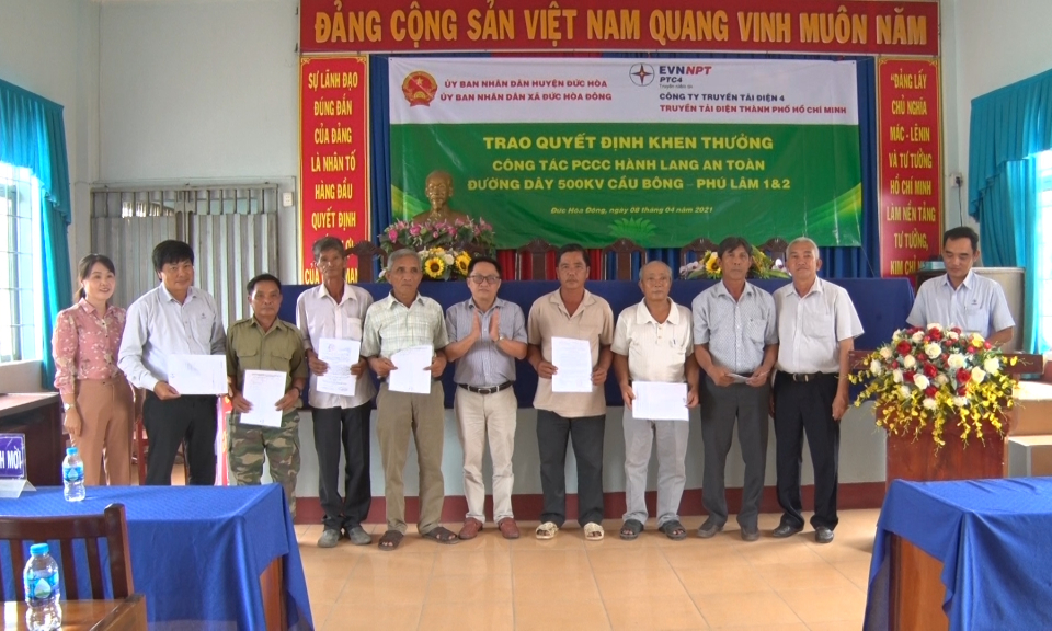 Đức Hòa: Khen thưởng tập thể, cá nhân trong công tác phòng cháy chữa cháy ngoài hành lang đường dây 500 KV