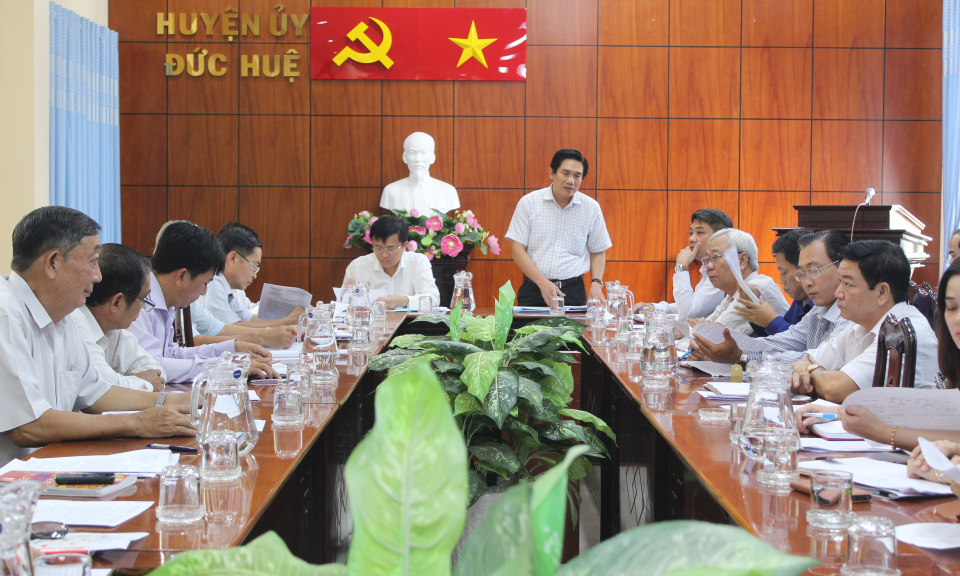 Thường trực Huyện ủy Đức Huệ làm việc với Hội đồng thi đua Khen thưởng huyện