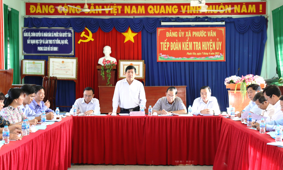 Bí thư Huyện ủy Cần Đước Nguyễn Văn Đát kiểm tra công tác bầu cử tại xã Phước Vân
