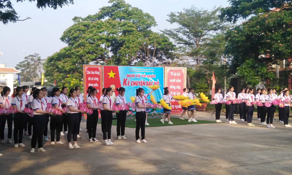 Khảo sát mô hình “Dưới cờ Tổ quốc, chúng em kể chuyện Bác Hồ”