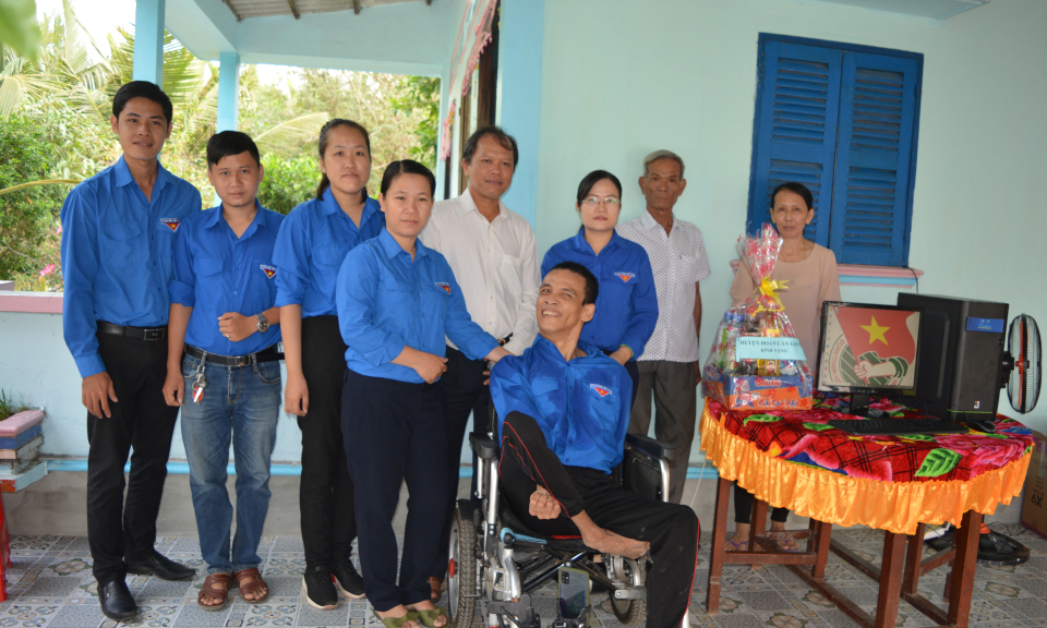 Huyện đoàn Cần Giuộc tặng quà cho đoàn viên thanh niên yếu thế