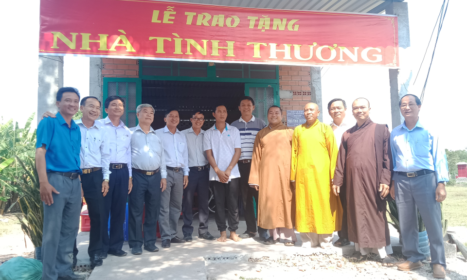 Trao hai căn nhà tình thương cho dân nghèo Đức Huệ