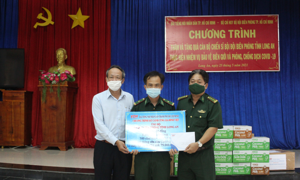 Đức Huệ: Đài TNND Thành phố Hồ Chí Minh thăm và tặng quà cán bộ chiến sĩ làm nhiệm vụ phòng, chống dịch tuyến biên giới