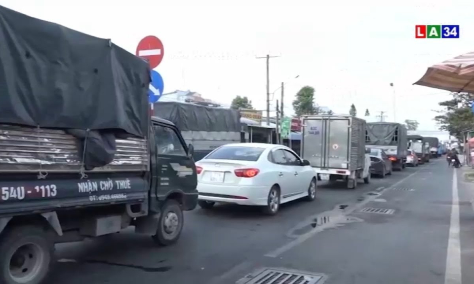 Kẹt xe kéo dài tại bến phà Đình Khao qua sông Cổ Chiên