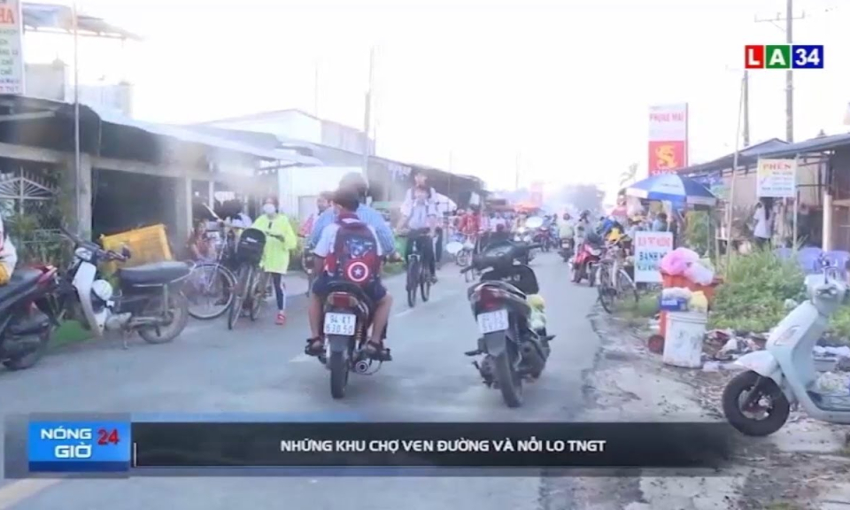 Những khu chợ ven đường và nỗi lo tai nạn giao thông