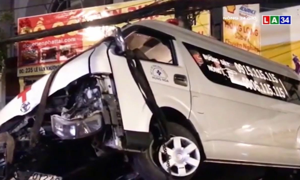 Chở người chết về quê an táng, xe cứu thương gặp nạn thêm người nguy kịch