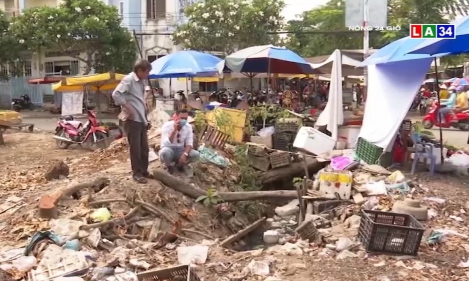 Người dân bức xúc vì mương thoát nước thi công dở dang gây ô nhiễm môi trường