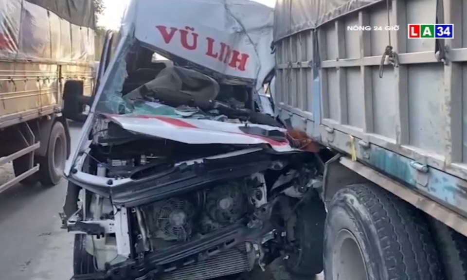 Tai nạn giao thông kinh hoàng giữa xe khách và xe tải trên QL1A