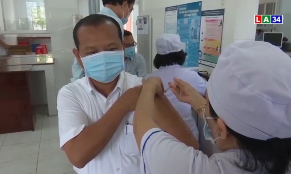 Các địa phương tiếp tục tiêm vaccine đợt đầu tiên cho đối tượng ưu tiên