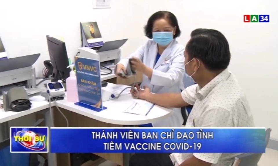 Long An: Thành viên Ban chỉ đạo tỉnh tiêm vaccine Covid-19