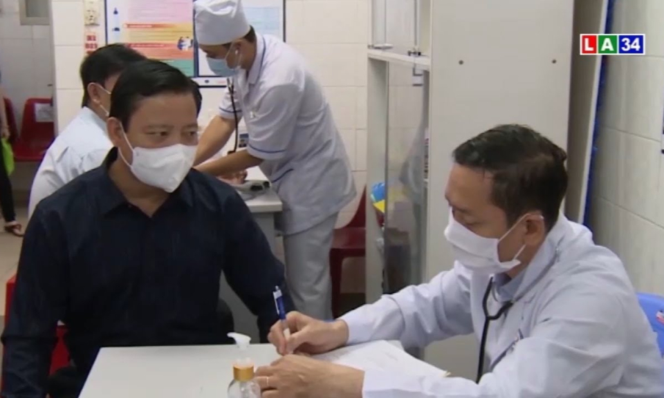 Lãnh đạo tỉnh Long An tiêm vaccine Covid-19