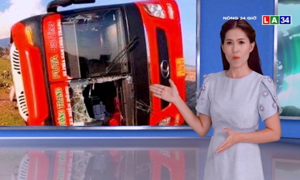 Lật xe khách ở Ninh Thuận, 9 người bị thương