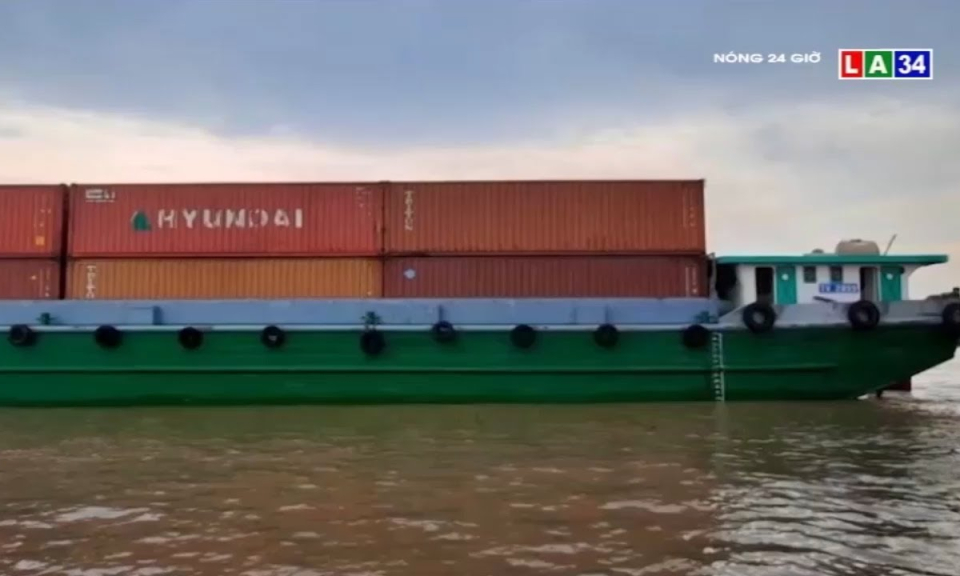Sà lan chở container tông chìm 2 bè cá trên sông Tiền
